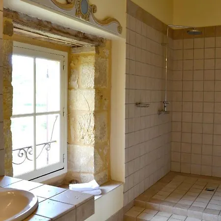 With 4 Bedrooms In With Private Pool Furnished Garden And Wifi